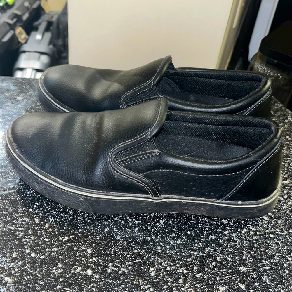 Tred Safe slip resistant shoes. Wore them 10 times. Women’s 7 or men’s 6.